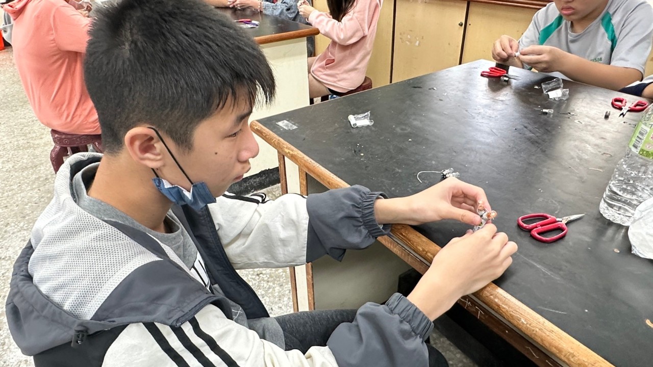 LINE_ALBUM_20250122科學營 （糖類實驗、電學實驗）_250124_18.jpg